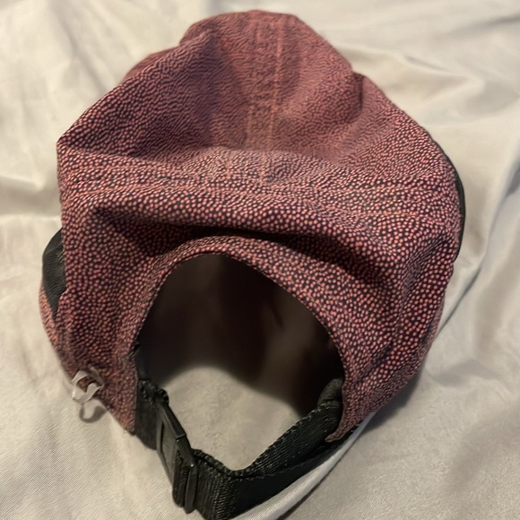 Lululemon surge run hat pebbleshire fireside red. - Picture 13 of 15